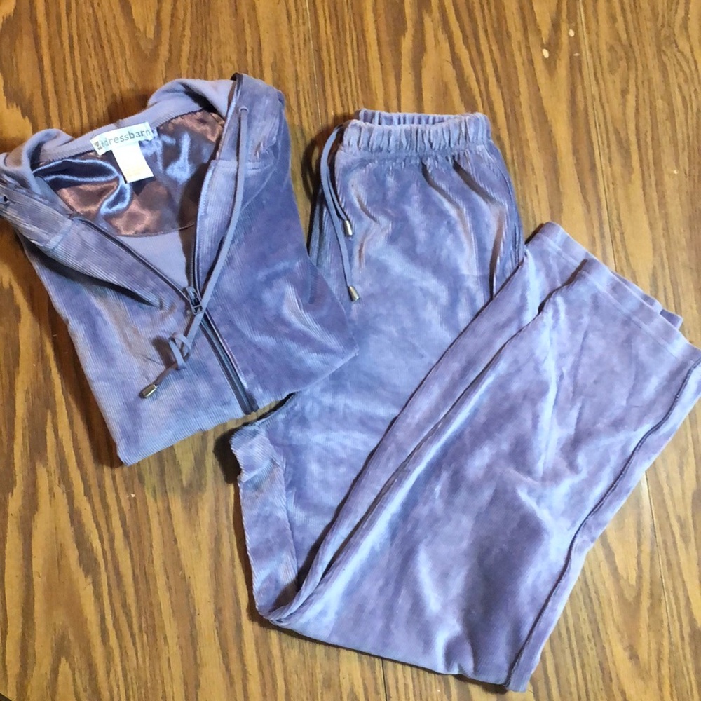 Dressbarn zip front hoodie with pull on pants. Size small